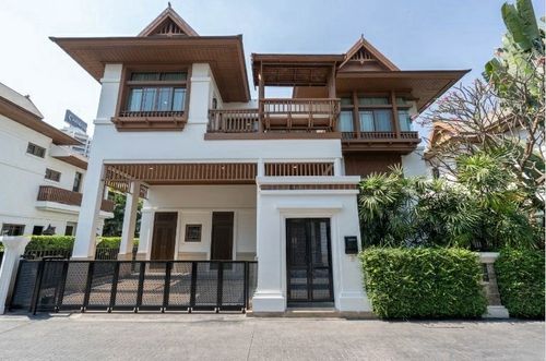 📢👇 L&H Villa สาทร วิลล่าหรูพร้อมสระว่ายน้ำ ตั้งอยู่ในย่านสาทร ใกล้ห้างสรรพสินค้า โรงเรียน และโรงพยาบาลหลายแห่งสัญญาเช่าอย่างน้อย 2 ปี