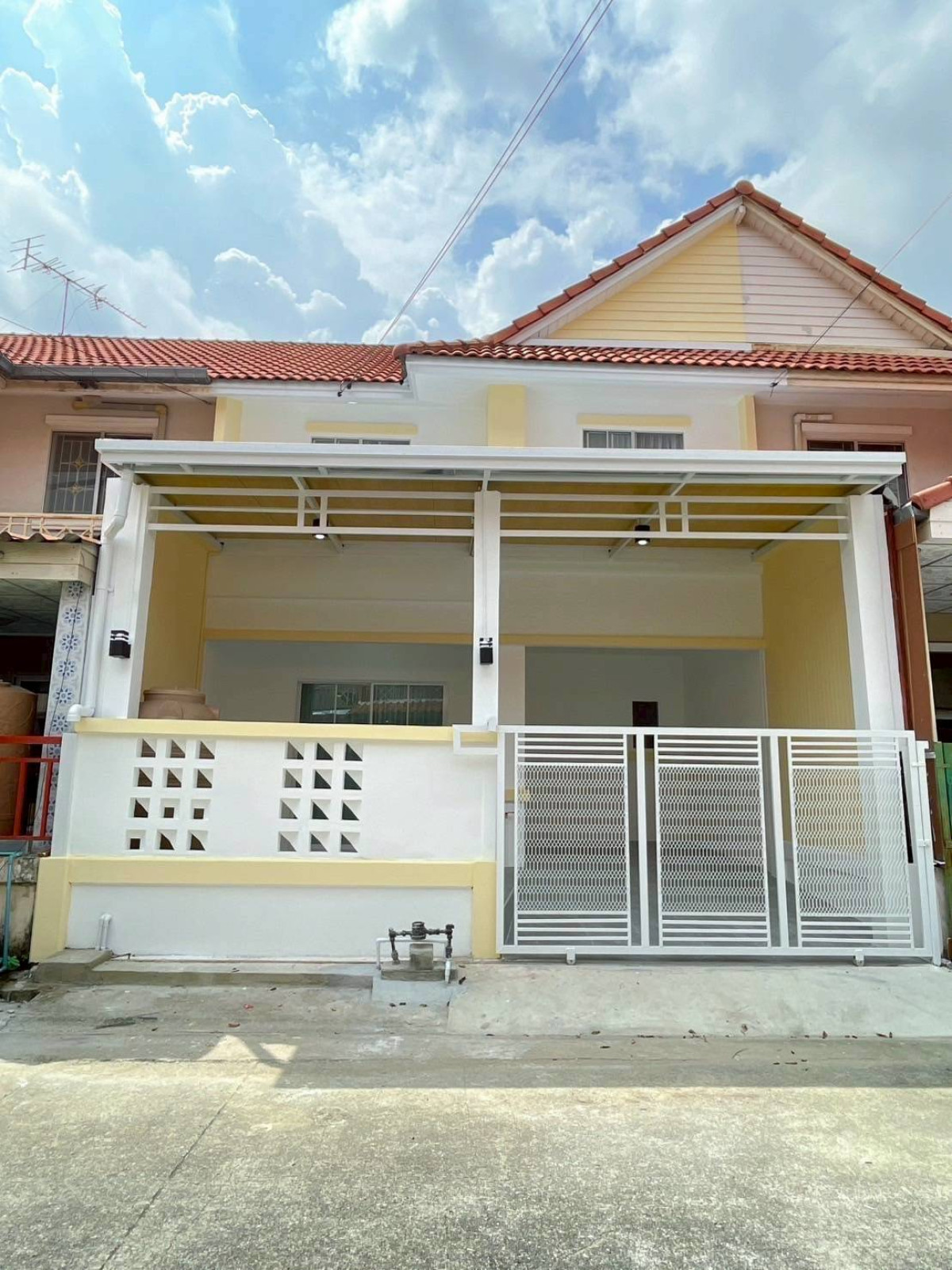 For Sale Townhouse/Townhome , Baan Pruksa C , wide frontage , newly renovated , Khlong Sam , khlong Luang , Pathum Thani , CX-154243