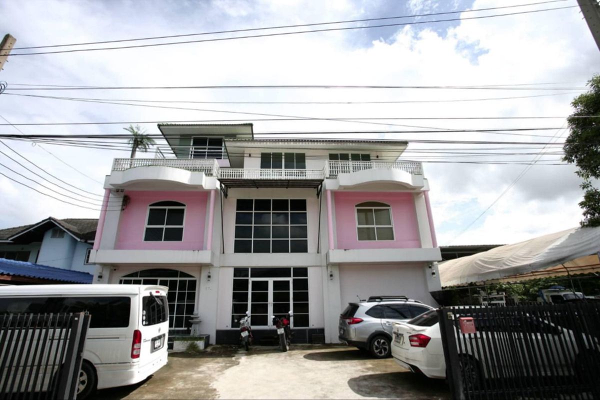 House for rent like a 4 -story office, Phatthanakan Road, area 99 square wah, 700 square meters, 5 parking spaces House for rent like a 4 -story office, Phatthanakan Road, area 99 square wah, 700 square meters, 5 parking spaces