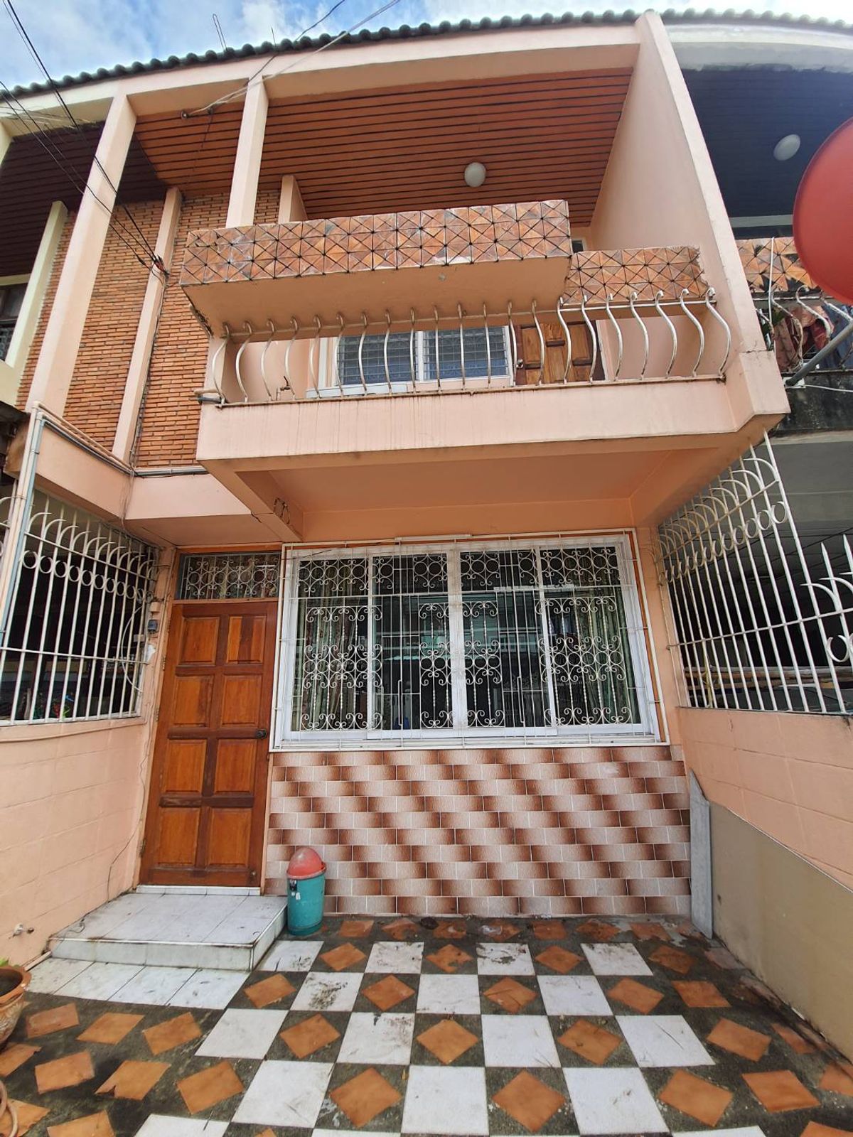 The  announced 2 -story townhouse for sale, Nawamin Rd., Very good location, near the main road, not flooding