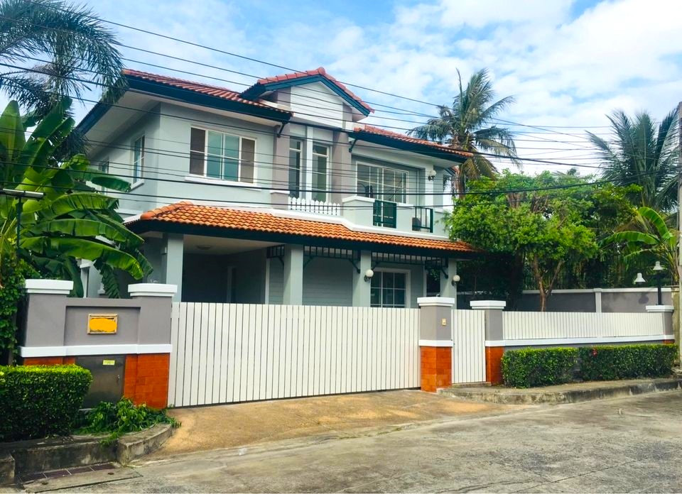 3bedroom of house on Ratchaphruek Road, 5 minutes to Rama 5 roundabout. 3bedroom of house on Ratchaphruek Road, 5 minutes to Rama 5 roundabout.