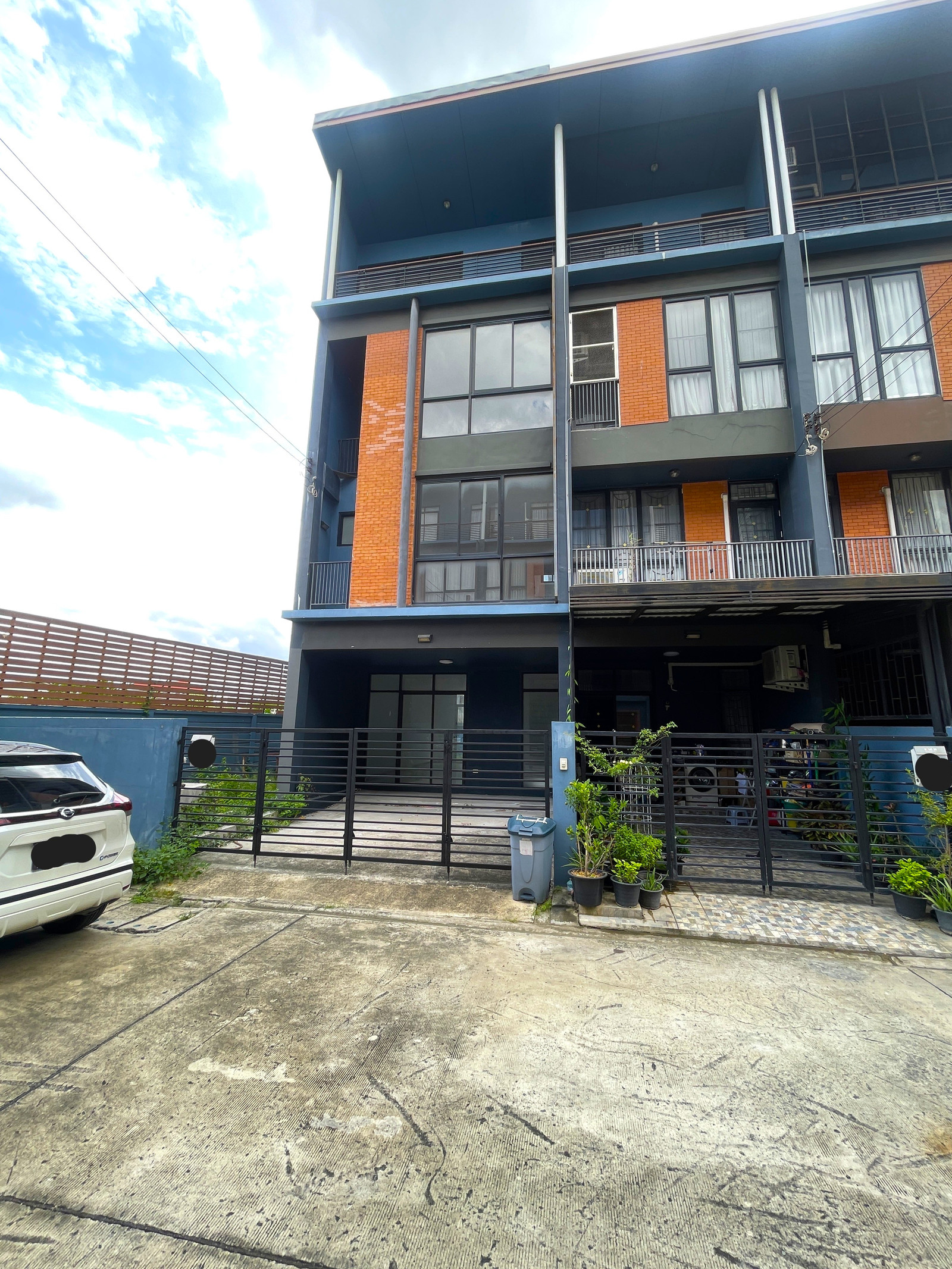 3bedroom 4bathroom corner townhome. Never been rented out. 1-minute drive to the expressway. 3bedroom 4bathroom corner townhome. Never been rented out. 1-minute drive to the expressway.