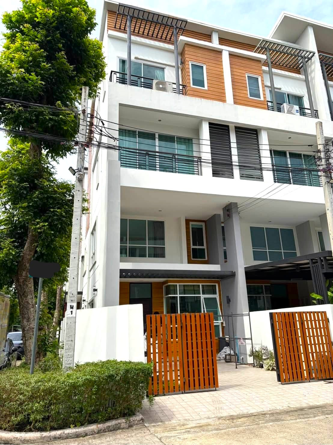 4-story townhome with 3 bedrooms in the heart of Chaengwattana, next to the Chaengwattana Government Complex, Soi Chaengwattana 15. 
