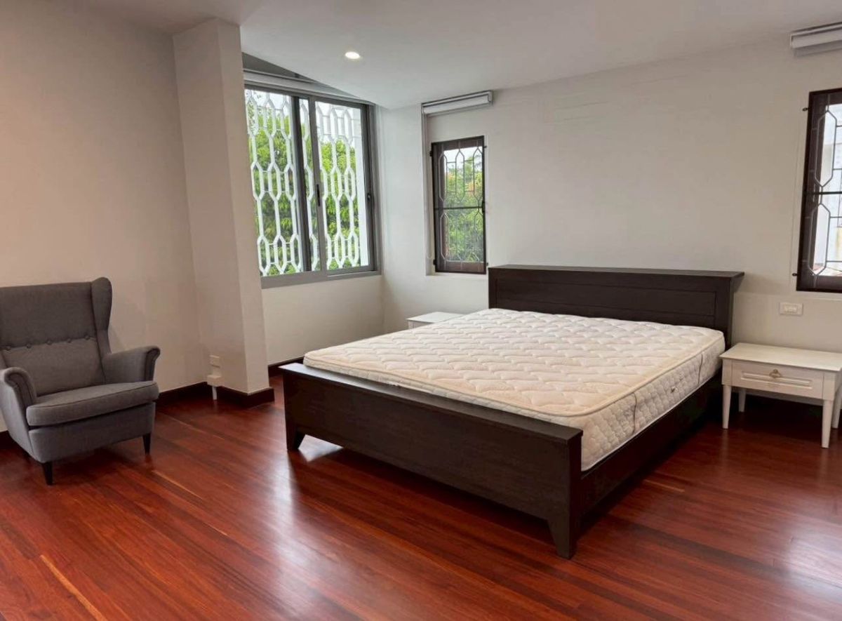  ♢ Rare Unit House ♢ 2 ชั้น | ขนาดที่ดิน 143.00 ตร.ว. พื้นที่ใช้สอย 450.00 ตร.ม. | 4 ห้องนอน 3 ห้องน้ำ 6 ที่จอดรถ | ใกล้ BTS Phra Khanong, Sukhumvit Road, and expressways – รูปที่ 3