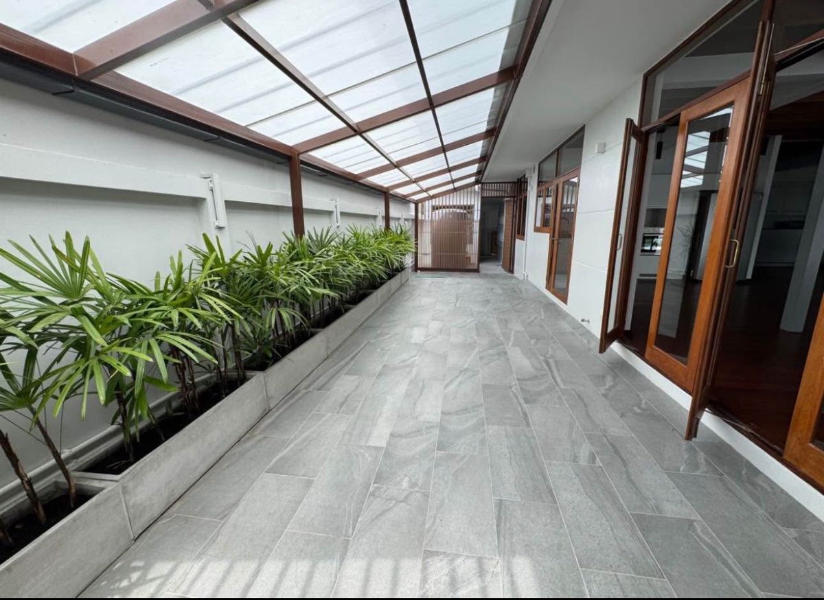  ♢ Rare Unit House ♢ 2 ชั้น | ขนาดที่ดิน 143.00 ตร.ว. พื้นที่ใช้สอย 450.00 ตร.ม. | 4 ห้องนอน 3 ห้องน้ำ 6 ที่จอดรถ | ใกล้ BTS Phra Khanong, Sukhumvit Road, and expressways – รูปที่ 2
