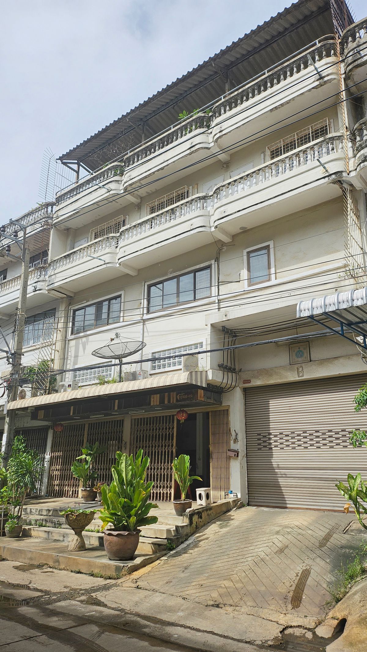 ขายอาคารพาณิชย์ 4.5 ชั้น 3 คูหา ถ. บางขุนเทียน-ชายทะเล เหมาะทำโฮมออฟฟิศ พร้อมโกดังเก็บของ หม้อแปลง 3 เฟส ดัดแปลงเป็นโรงงานขนาดเล็กได้ ขายอาคารพาณิชย์ 4.5 ชั้น 3 คูหา ถ. บางขุนเทียน-ชายทะเล เหมาะทำโฮมออฟฟิศ พร้อมโกดังเก็บของ หม้อแปลง 3 เฟส ดัดแปลงเป็นโรงงานขนาดเล็กได้
