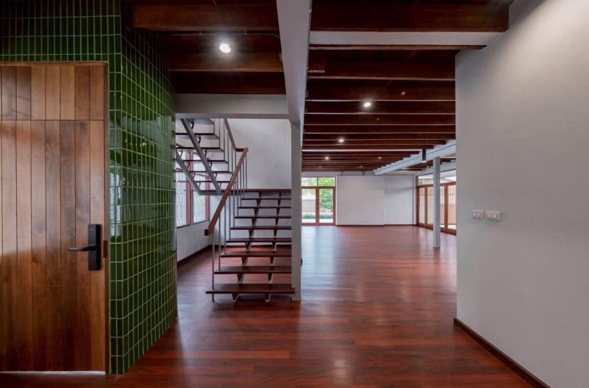  ♢ Rare Unit House ♢ 2 ชั้น | ขนาดที่ดิน 143.00 ตร.ว. พื้นที่ใช้สอย 450.00 ตร.ม. | 4 ห้องนอน 3 ห้องน้ำ 6 ที่จอดรถ | ใกล้ BTS Phra Khanong, Sukhumvit Road, and expressways – รูปที่ 4