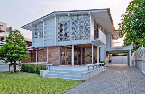  ♢ Rare Unit House ♢ 2 ชั้น | ขนาดที่ดิน 143.00 ตร.ว. พื้นที่ใช้สอย 450.00 ตร.ม. | 4 ห้องนอน 3 ห้องน้ำ 6 ที่จอดรถ | ใกล้ BTS Phra Khanong, Sukhumvit Road, and expressways