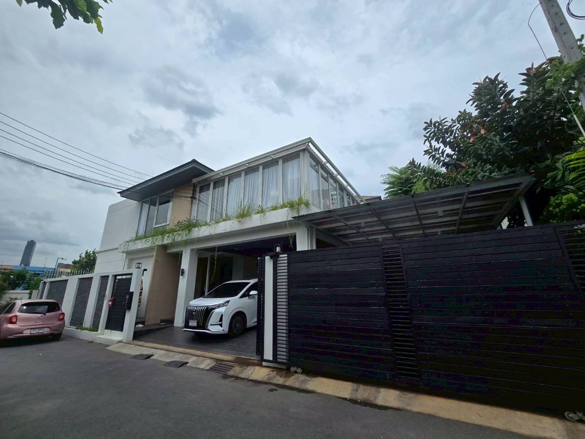► Prime Location ◄ Detached house, 2 storeys, land size 133.00 sq.w., usable area 466.00 sq.m. | 4 bedrooms, 5 bathrooms, 5 parking spaces | Near BTS Phrom Phong, EmQuartier ► Prime Location ◄ Detached house, 2 storeys, land size 133.00 sq.w., usable area 466.00 sq.m. | 4 bedrooms, 5 bathrooms, 5 parking spaces | Near BTS Phrom Phong, EmQuartier