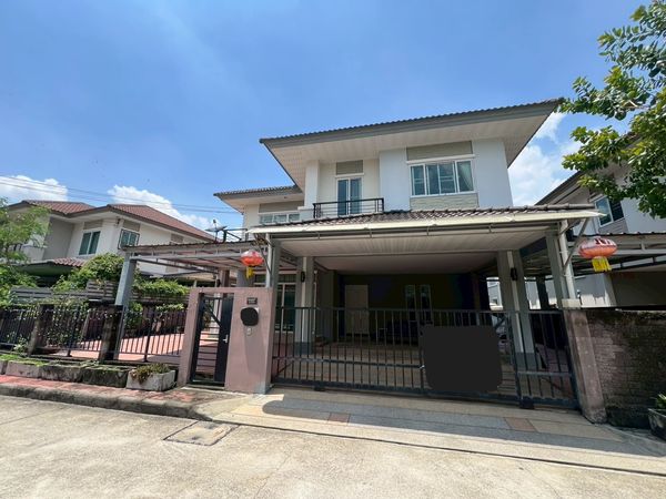 Single house in Muang Thong Thani, 3 bedrooms, fully extended with kitchen, laundry area, and full furniture. 