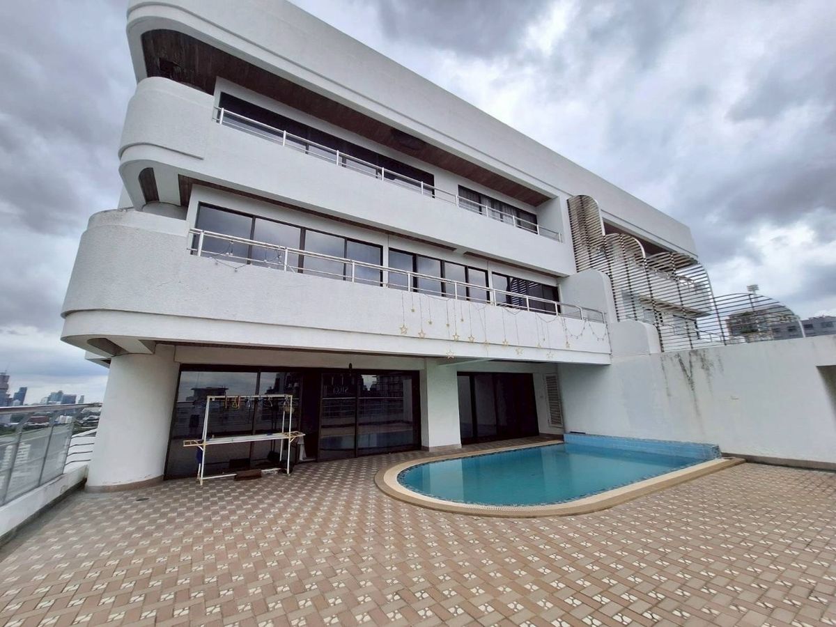 📢👇Living in luxury penthouse duplex unit with private pool and panoramic city view , walking distance to Emporium 