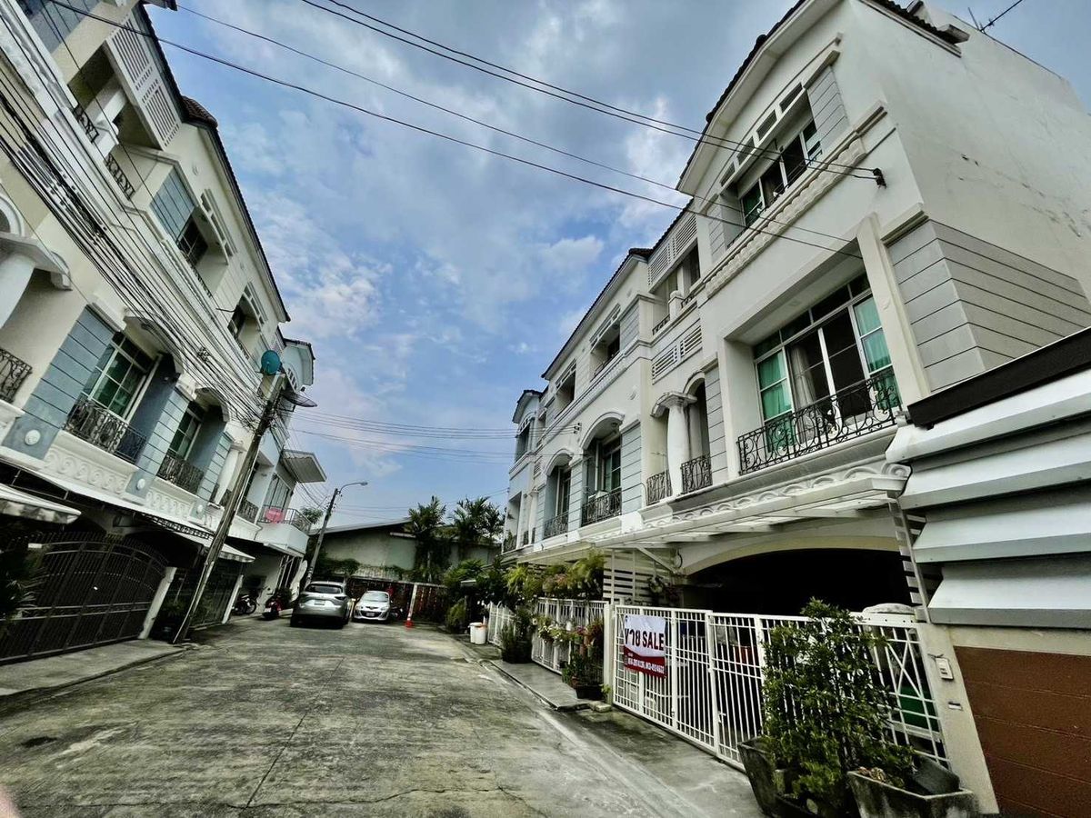 ขายทาวน์เฮ้าส์ บ้านกลางเมืองลาดพร้าว โยธินพัฒนา 200 ตร.ม. ใกล้ เซ็นทรัล อีสต์วิวล์