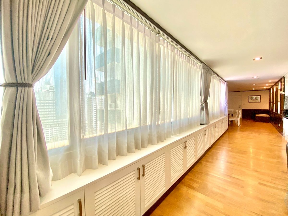 Condo for sale, Asoke Place, beautiful view, around 180 degrees, Sukhumvit 21 Road, Khlong Toei Subdistrict, Watthana District, Bangkok, 19th floor, beautiful room size 133.85 sq.m. Condo for sale, Asoke Place, beautiful view, around 180 degrees, Sukhumvit 21 Road, Khlong Toei Subdistrict, Watthana District, Bangkok, 19th floor, beautiful room size 133.85 sq.m.