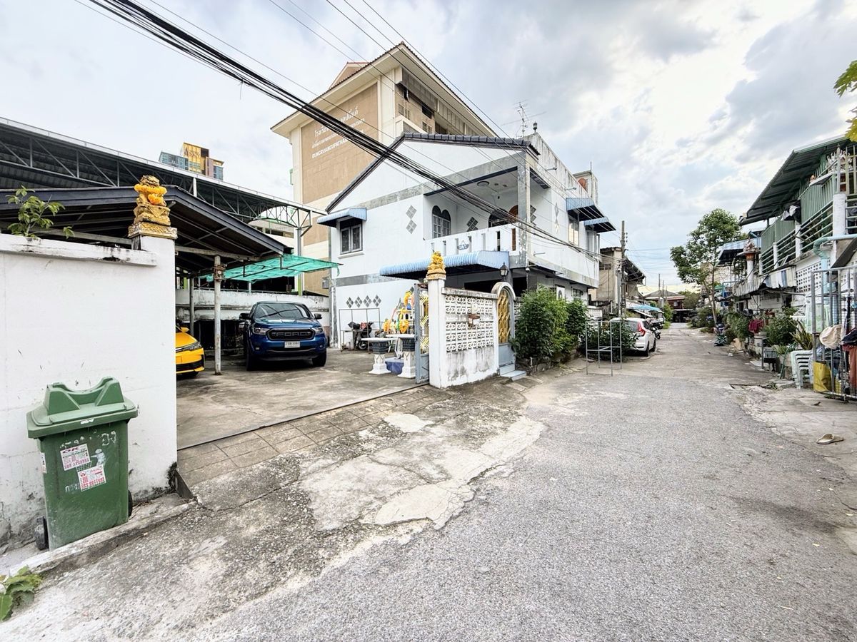 ที่ดินพร้อมบ้านบนทำเลทองสุขุมวิท 103/2 ! ใกล้รถไฟฟ้าเพียง 400 เมตร! ที่ดินพร้อมบ้านบนทำเลทองสุขุมวิท 103/2 ! ใกล้รถไฟฟ้าเพียง 400 เมตร!