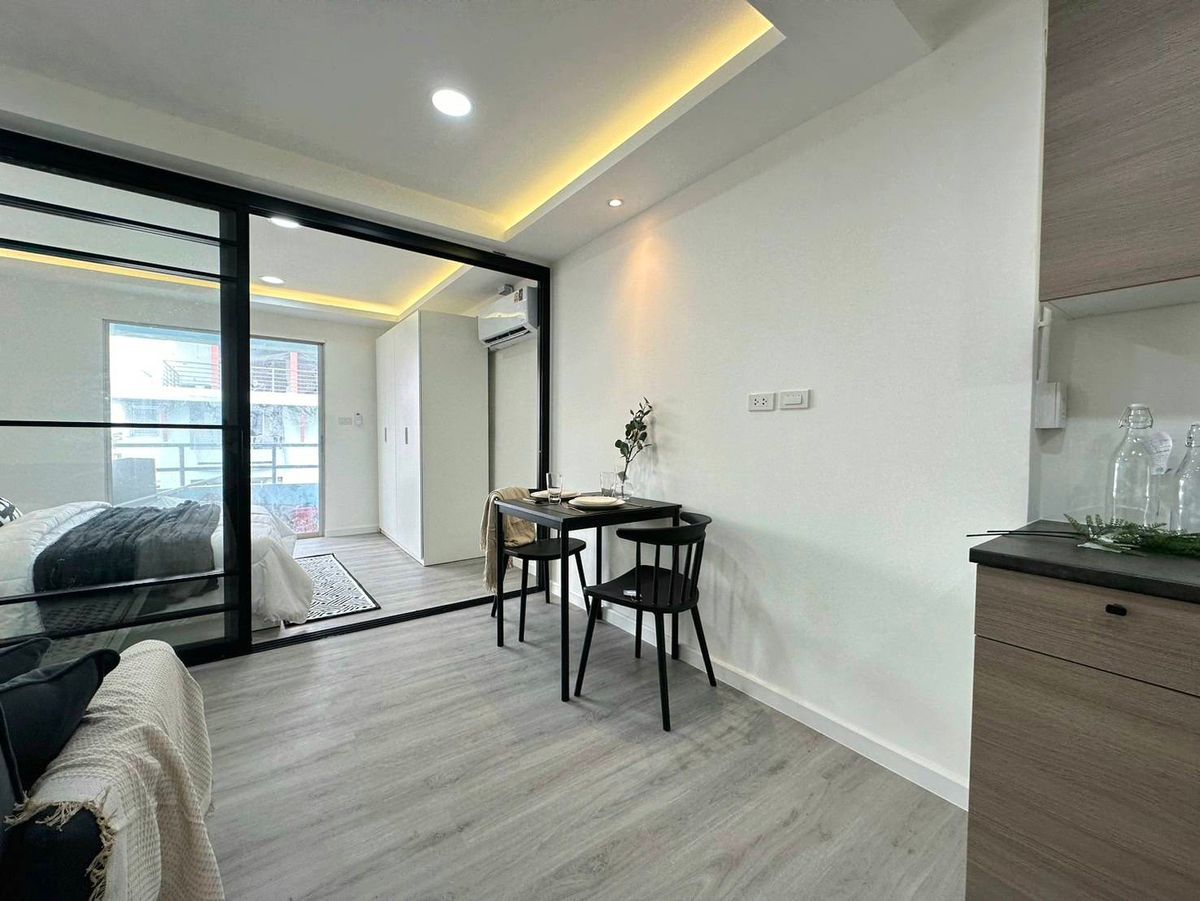 Sell studio, corner room, size 37 sqm. Sell studio, corner room, size 37 sqm.