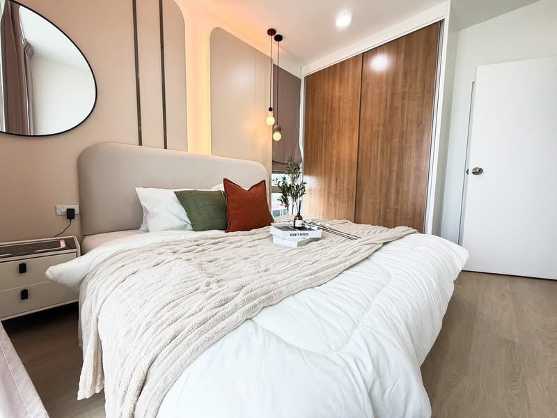 The IRIS Rama 9 – Srinakarin near the expressway, motorway, Airport Link, MRT Yellow Line Samitivej Hospital The IRIS Rama 9 – Srinakarin near the expressway, motorway, Airport Link, MRT Yellow Line Samitivej Hospital