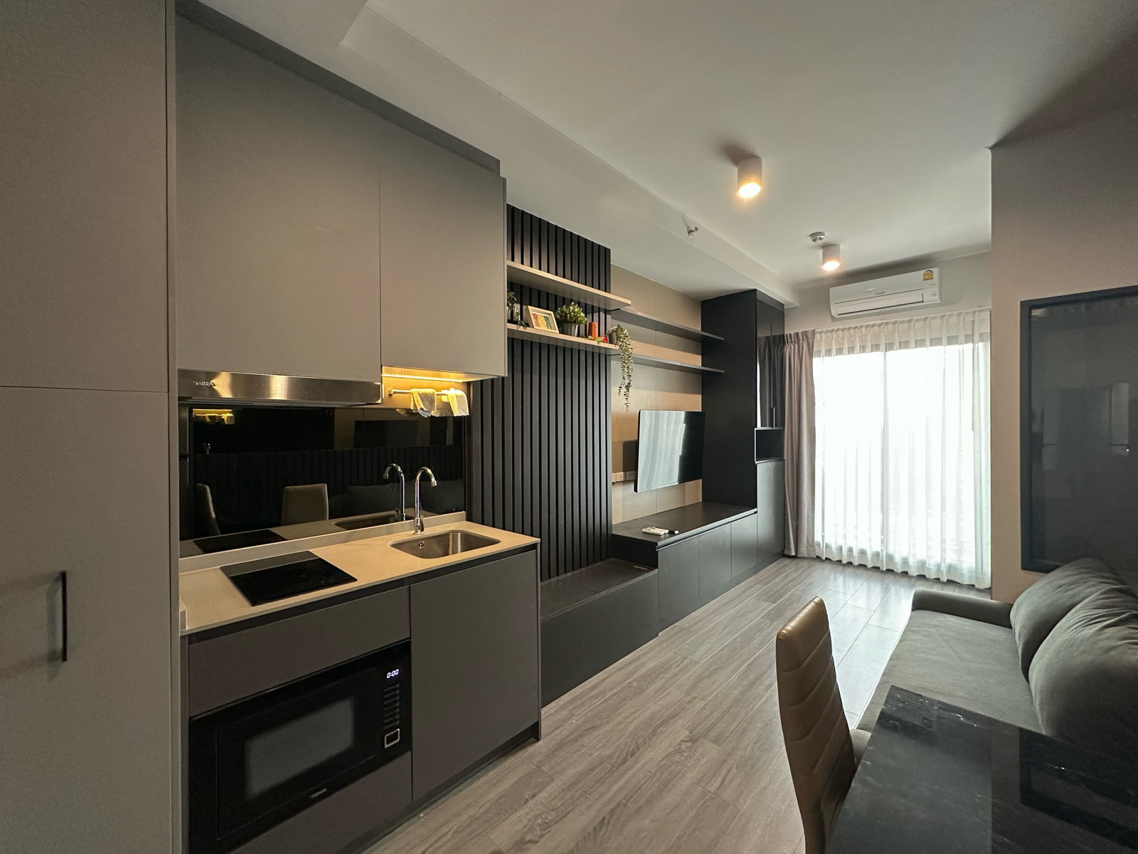 Ideo Sukhumvit-Rama4, there is a cin-working spaces, located 400 meters from BTS Phrakhanong station. ready to move in✨ 