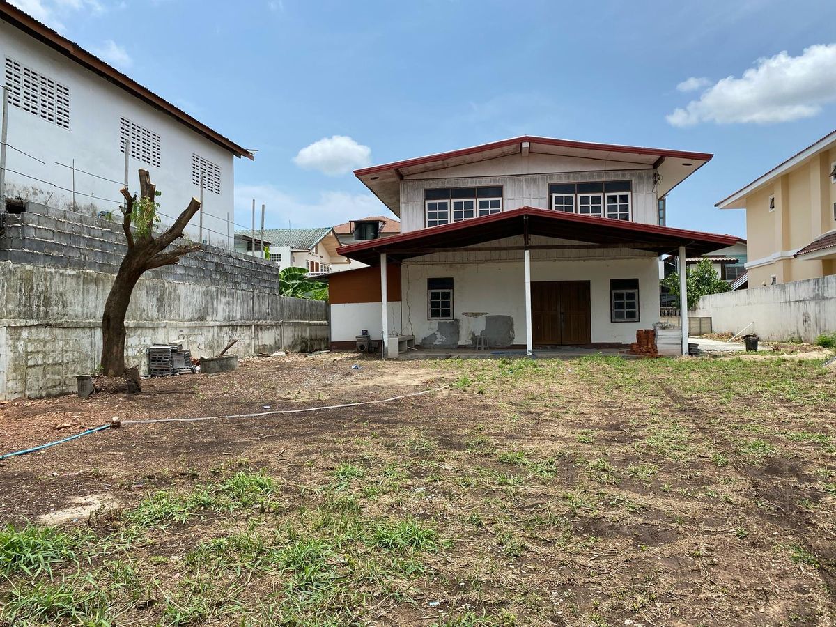 House for sale in the upper 2 floors 180 sq.whi behind Udon Phit School House for sale in the upper 2 floors 180 sq.whi behind Udon Phit School