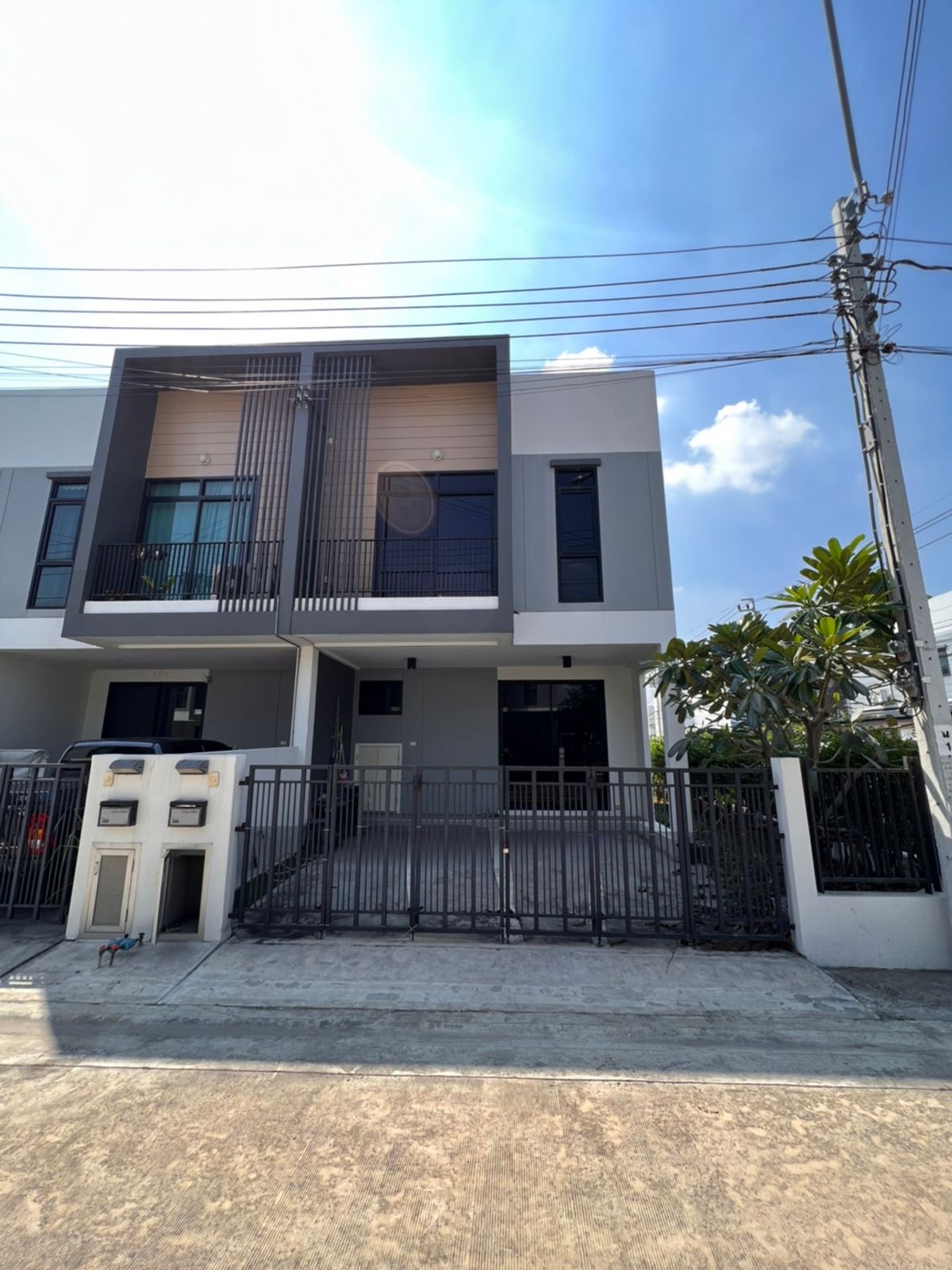 Beautifully townhome near Don Mueang airport with stargazing seating, fully furnished, ready to move in.