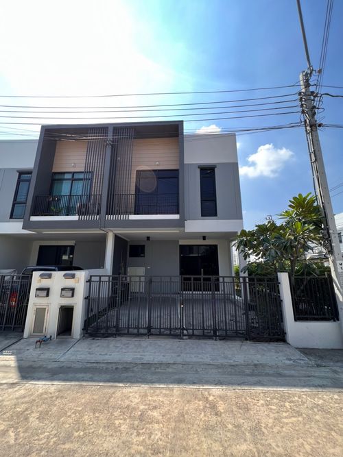 Beautifully townhome near Don Mueang airport with stargazing seating, fully furnished, ready to move in.