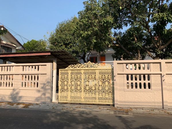 4bedroom house behind HomePro Chaengwattana, 86 sq.wah land area with garden space and multiple parking spaces.