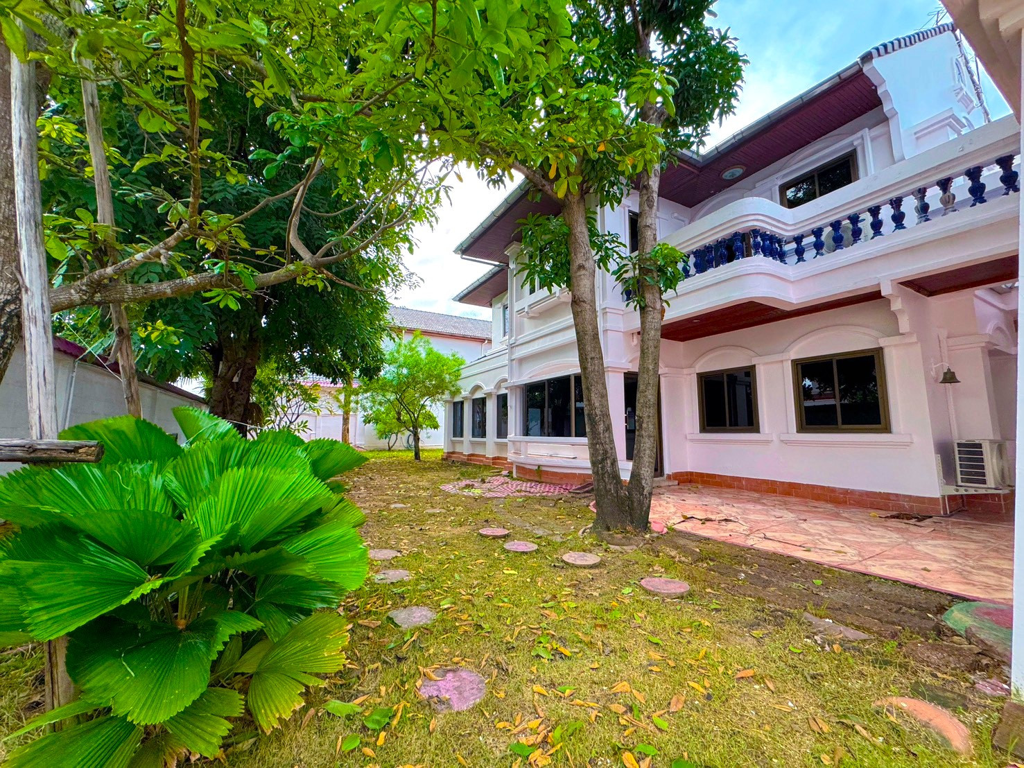 บ้านเดี่ยว หลังใหญ่มาก 150ตรว. โซนท่าอิฐ 5นาทีออกถนนราชพฤกษ์ เลี้ยงสัตว์ได้ บริษัทได้ 