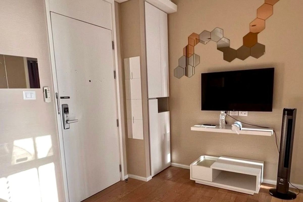 🔥 Sale with tenant !!🔥 Code C20250600054..........The Saint Residences, 1 bedroom, 1 bathroom, Chatuchak Park view, high floor 34++, furnished, Special Deal!!📣📣