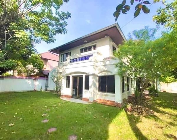 Large house, 150 sq.wah, Tha-Iit area, 5 minutes to Ratchaphruek Road. Pets allowed. Suitable for company registration. 