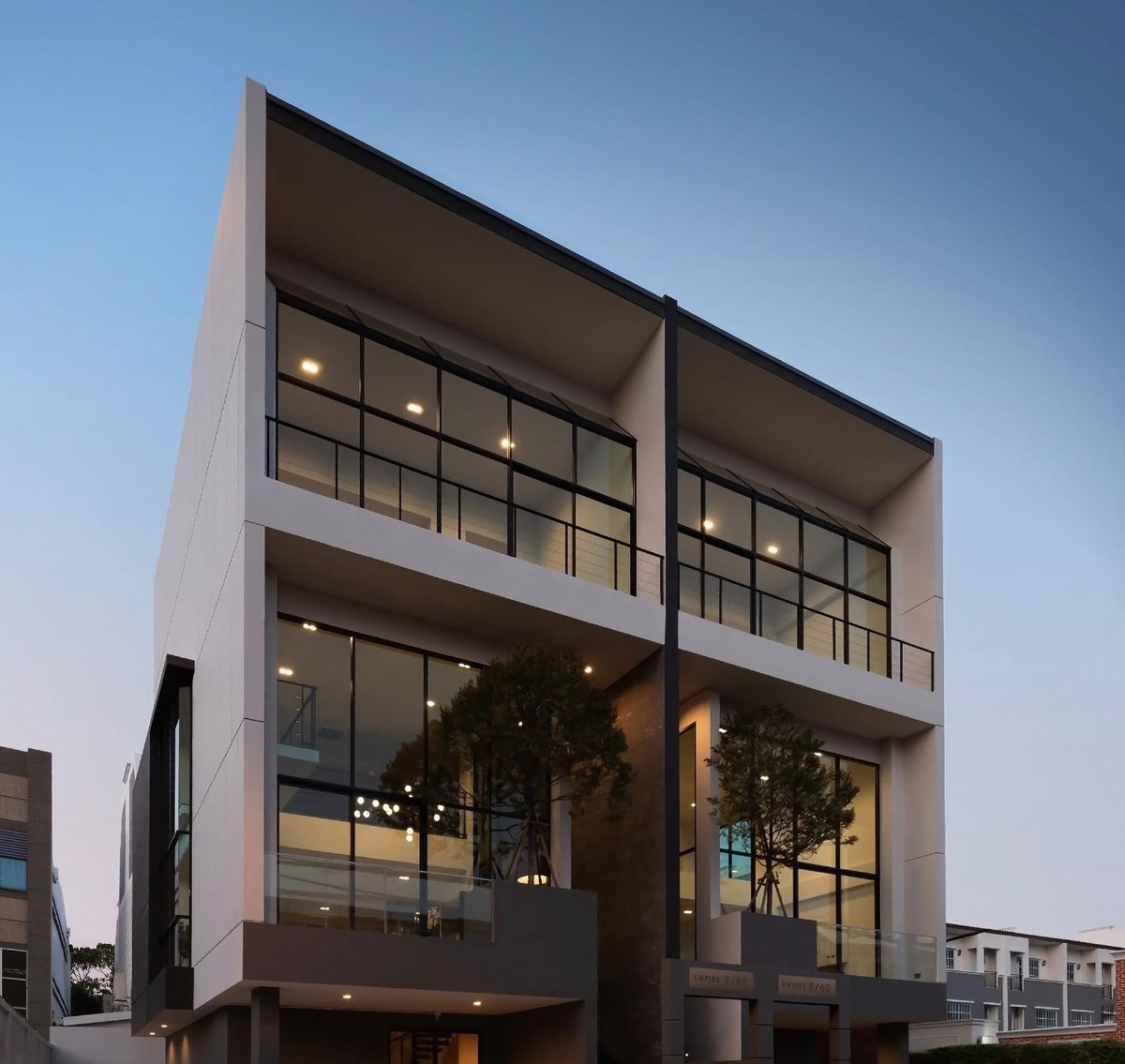  ♢ Luxury class Townhome ♢ 3.5 ชั้น | ขนาดที่ดิน 47.9 ตร.ว. พื้นที่ใช้สอย 450 ตร.ม. | 5 ห้องน้ำ 2 ห้องเก็บของ 6 ที่จอดรถ | ย่านพระราม 9 – ศรีนครินทร์ – รูปที่ 2