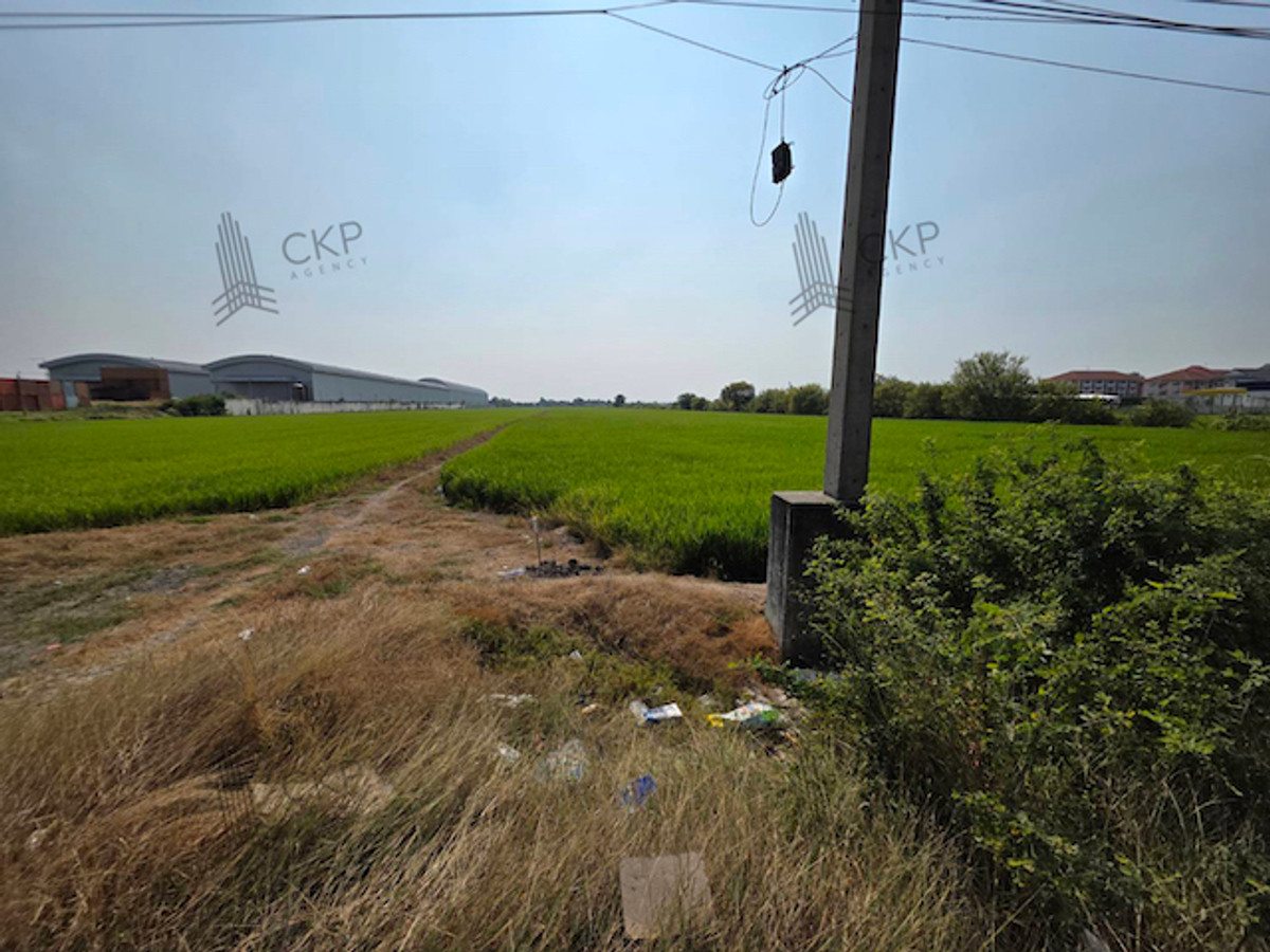 ขาย ที่ดินเปล่า ติดถนนใหญ่ ใกล้ขนส่ง เหมาะสำหรับทำสถานีพักรถ สถานีชาร์จรถไฟฟ้า คาเฟ่ ตลาด บรรยากาศริมคลอง ไม่มีปัญหาน้ำท่วม