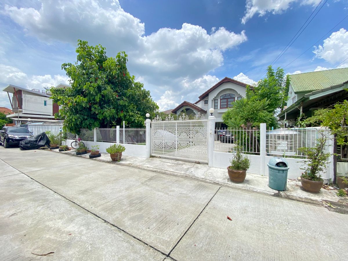 2 storey detached house for sale, Chuan Chuen Watcharapol Village, area of 102 square wah, good location, near Thanom Mitr Ploen Nari Market 2 storey detached house for sale, Chuan Chuen Watcharapol Village, area of 102 square wah, good location, near Thanom Mitr Ploen Nari Market