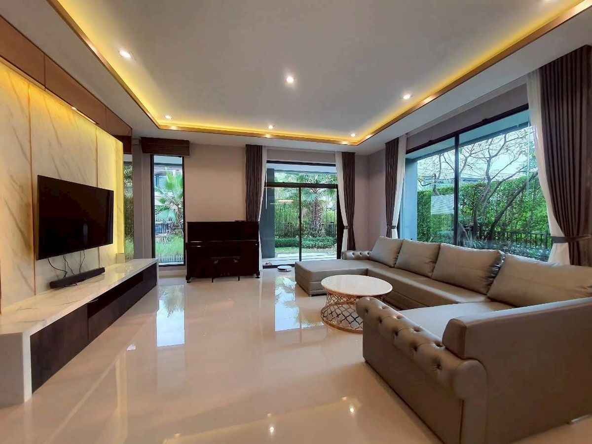 Palacio de Crystal Type ♦ 2 -story mansion, land size 154.00 sq.w., living space 475.00 sq.m. | 5 bedrooms, 6 bathrooms, 6 parking spaces | Near Mahidol University, Salaya 12 minutes