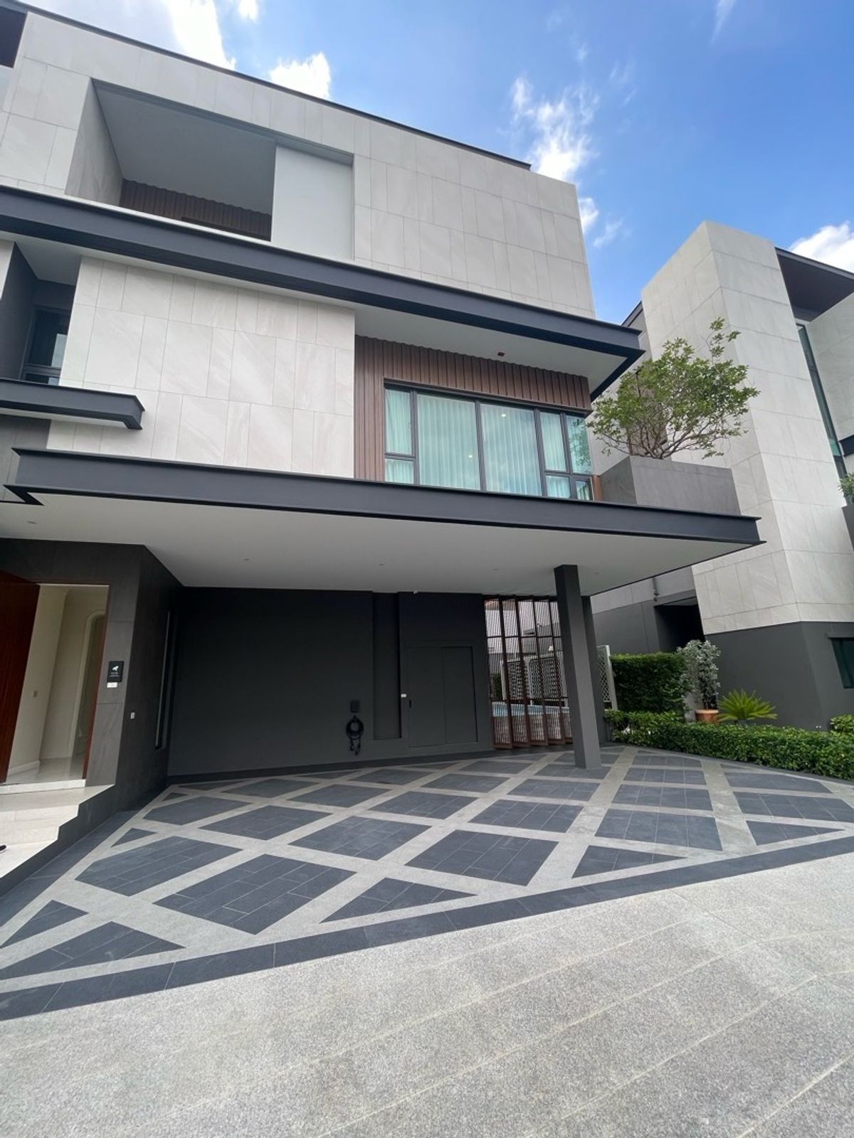 📢👇บ้านหรู 3 ชั้น พร้อมลิฟท์และสระว่ายน้ำส่วนตัว สงบ เงียบ เดินทางสะดวกใกล้จุดขึ้นลงทางด่วน (ภาพบ้านตัวอย่าง) 📢👇บ้านหรู 3 ชั้น พร้อมลิฟท์และสระว่ายน้ำส่วนตัว สงบ เงียบ เดินทางสะดวกใกล้จุดขึ้นลงทางด่วน (ภาพบ้านตัวอย่าง)