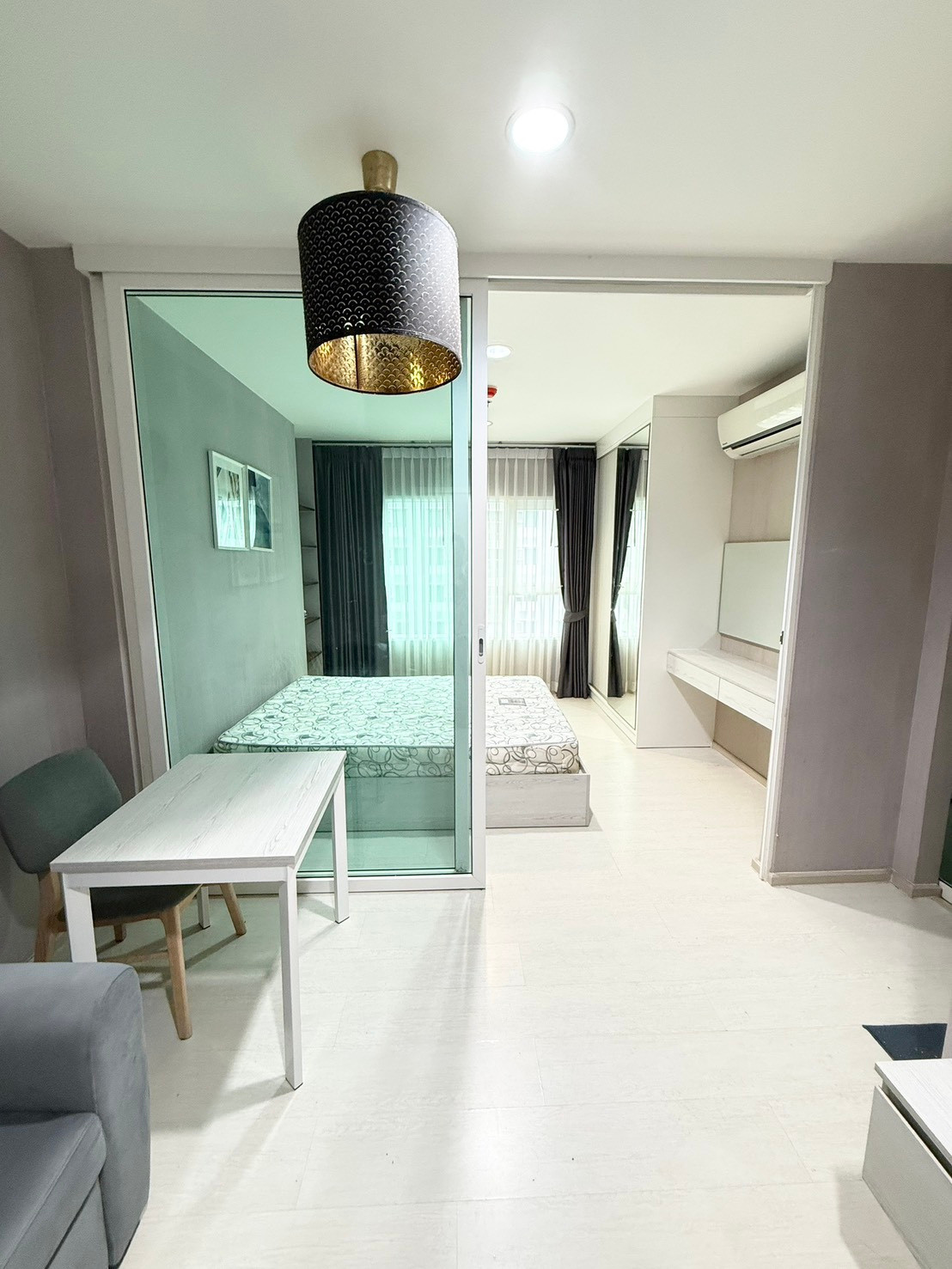 ASPIRE ERAWAN condo rental. The room has never been rented. The central part is full. Next to BTS Erawan / call 099-149-5164