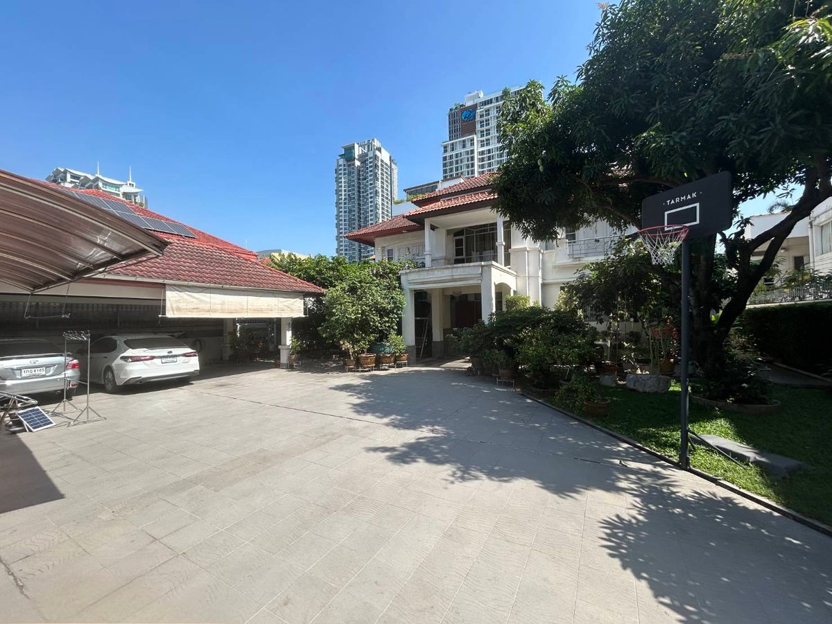 🏡🌟 Nearly half a rai of detached house that walks to BTS Ekkamai, has Soi Sukhumvit 40-42 🏡🌟 Nearly half a rai of detached house that walks to BTS Ekkamai, has Soi Sukhumvit 40-42
