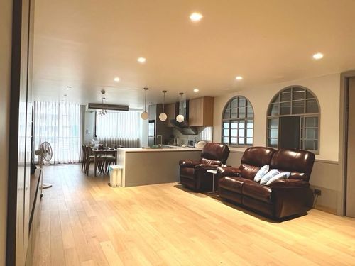 📢👇Newly renovated!  Rare big-size unit with 3 balconies. Bright, airy, and move-in ready. Quiet and private, ideal for living or investment.