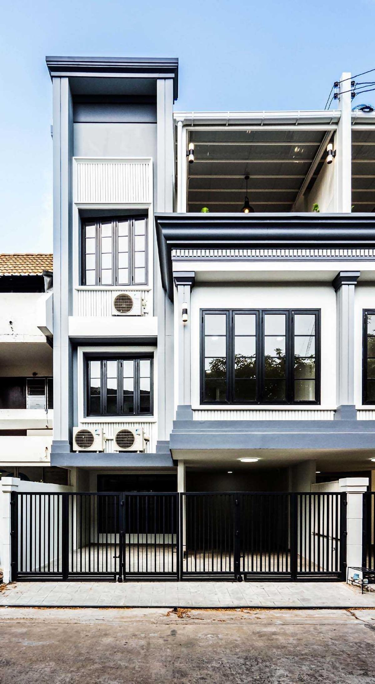 Modern classic style townhouse for sale, Phatthanakan 12. Modern classic style townhouse for sale, Phatthanakan 12.