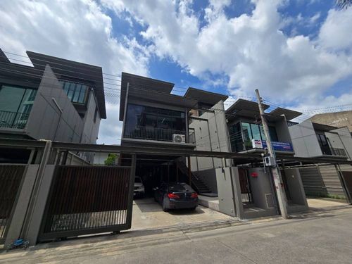 Home office for rent, THE PENTAS RATCHADA-RAMA 9 project, 7 work rooms, 6 bathrooms, 1 maid's room. Rental price 170,000 baht per month.