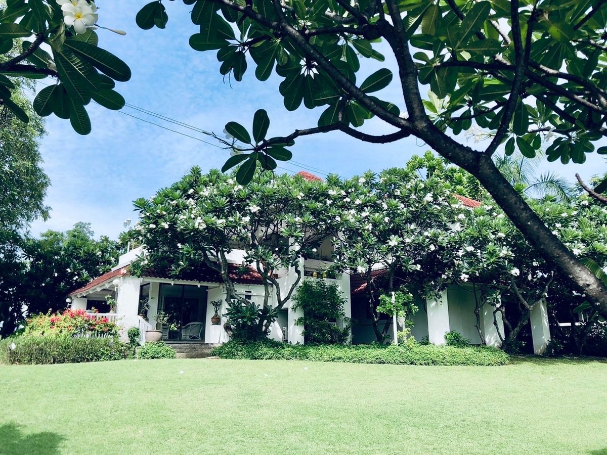 📢👇 หัวหินเป็นเมืองชายทะเลที่สวยงามและเป็นที่นิยมสำหรับวันหยุดพักผ่อน บ้านพักตากอากาศที่นี่ เพื่อนบ้านดี ฮวงจุ้ยดี เป็นตัวเลือกที่ดีสำหรับผู้ที่ต้องการความเป็นส่วนตัว พื้นที่กว้างขวาง และความสะดวกสบาย