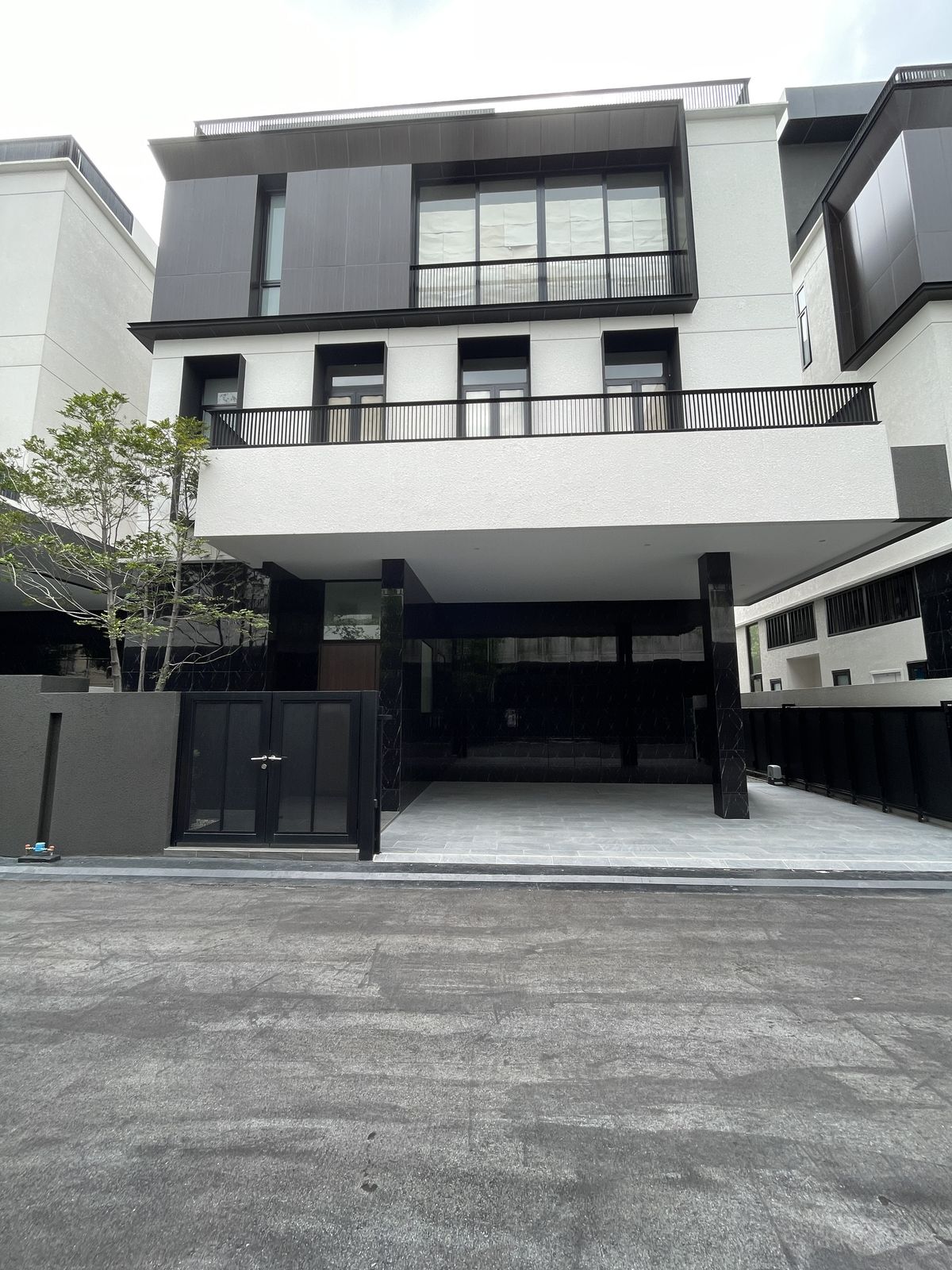 Super Luxury “Arna Rama9“ 4 bedrooms, 5 bathrooms, 3 parking spaces, 3 -story house + Super Luxury style deck on high potential locations in the center of Rama 9 - Ramkhamhaeng in the center of the city near the Orange Line. Super Luxury “Arna Rama9“ 4 bedrooms, 5 bathrooms, 3 parking spaces, 3 -story house + Super Luxury style deck on high potential locations in the center of Rama 9 - Ramkhamhaeng in the center of the city near the Orange Line.