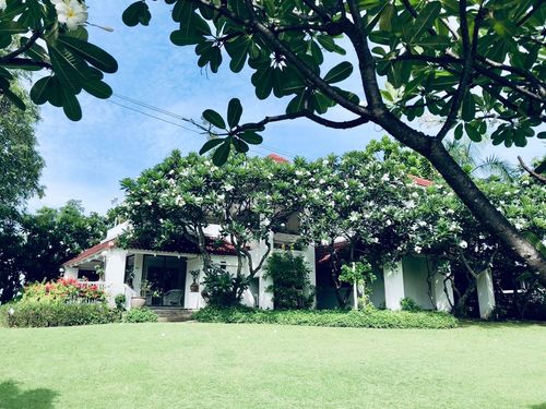 📢👇 หัวหินเป็นเมืองชายทะเลที่สวยงามและเป็นที่นิยมสำหรับวันหยุดพักผ่อน บ้านพักตากอากาศที่นี่ เพื่อนบ้านดี ฮวงจุ้ยดี เป็นตัวเลือกที่ดีสำหรับผู้ที่ต้องการความเป็นส่วนตัว พื้นที่กว้างขวาง และความสะดวกสบาย