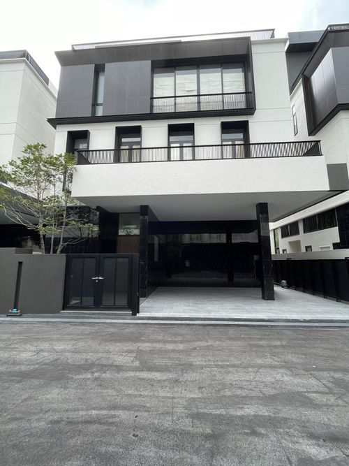 Super Luxury “Arna Rama9“ 4 bedrooms, 5 bathrooms, 3 parking spaces, 3 -story house + Super Luxury style deck on high potential locations in the center of Rama 9 - Ramkhamhaeng in the center of the city near the Orange Line.