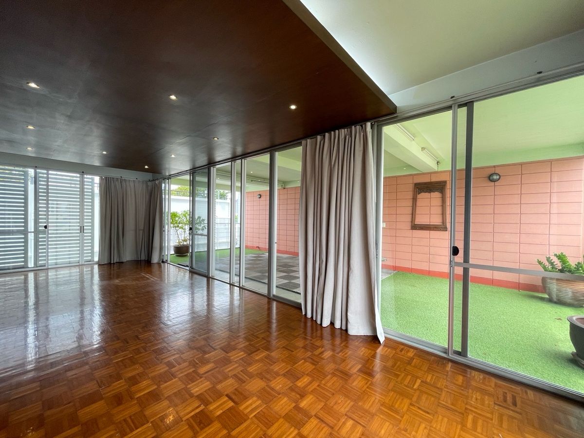 RENT : big size unit 120 sq.m. , BTS Chongnonsi stn. [ available 1st Sep onwards ]