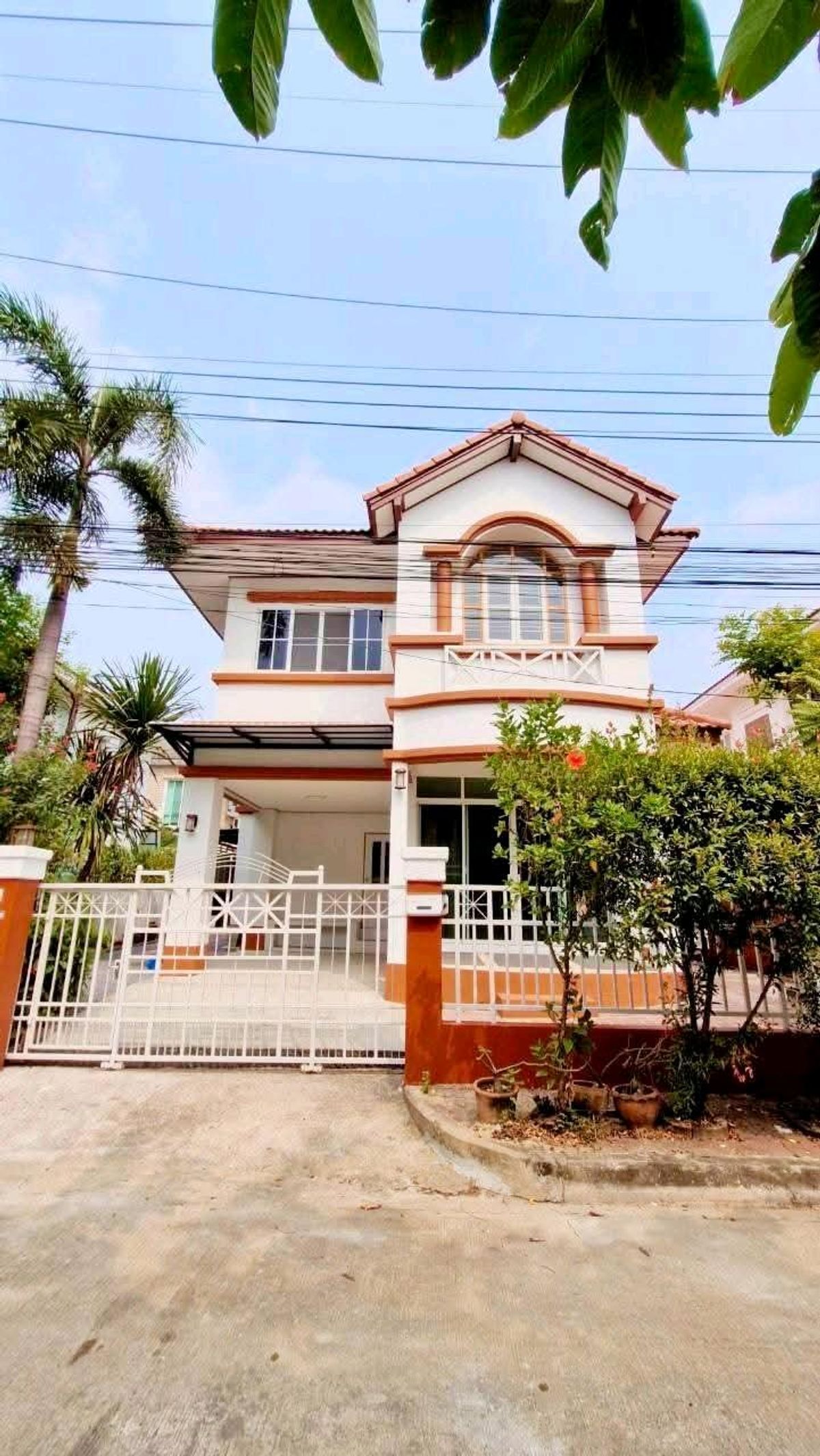 Detached house for rent with furniture near the train Khu Khot, Chaiyapruek Village Lam Luk Ka Khlong Near Nana Charoen Market Sema Fah Khram Road