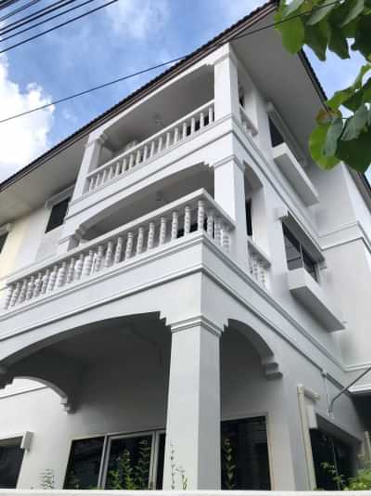 Rent a three -story commercial building, Soi Nawamin 111, the whole air conditioner