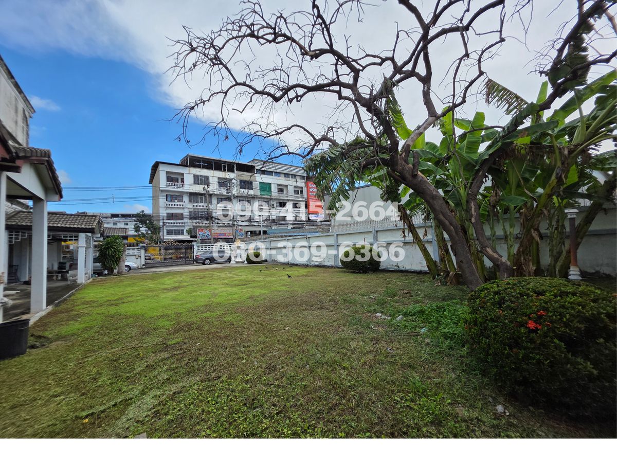 House for sale with land in the heart of Lat Phrao 80 House for sale with land in the heart of Lat Phrao 80