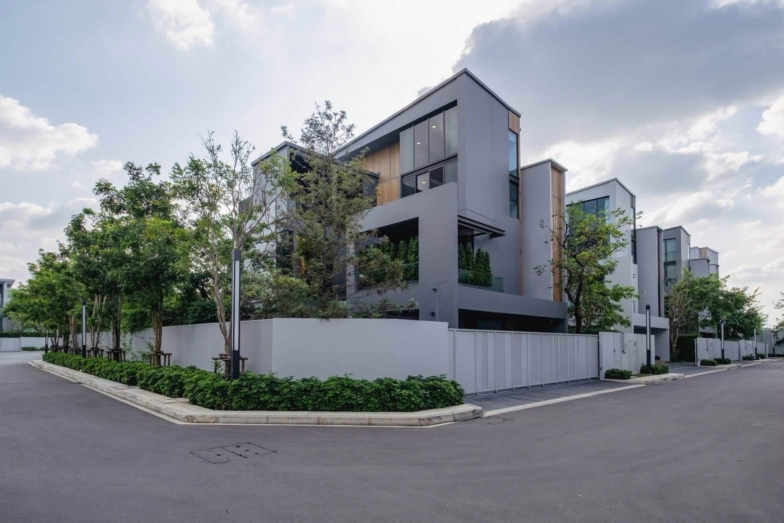 🌟 For Rent: Luxury Corner Detached House at VIVE Krungthepkreeta. 🌟
This elegant 3-storey detached house features 4 bedrooms and 5 bathrooms. Fully furnished.💥Rental Fee: 280,000 THB/month. 🌟 For Rent: Luxury Corner Detached House at VIVE Krungthepkreeta. 🌟
This elegant 3-storey detached house features 4 bedrooms and 5 bathrooms. Fully furnished.💥Rental Fee: 280,000 THB/month.