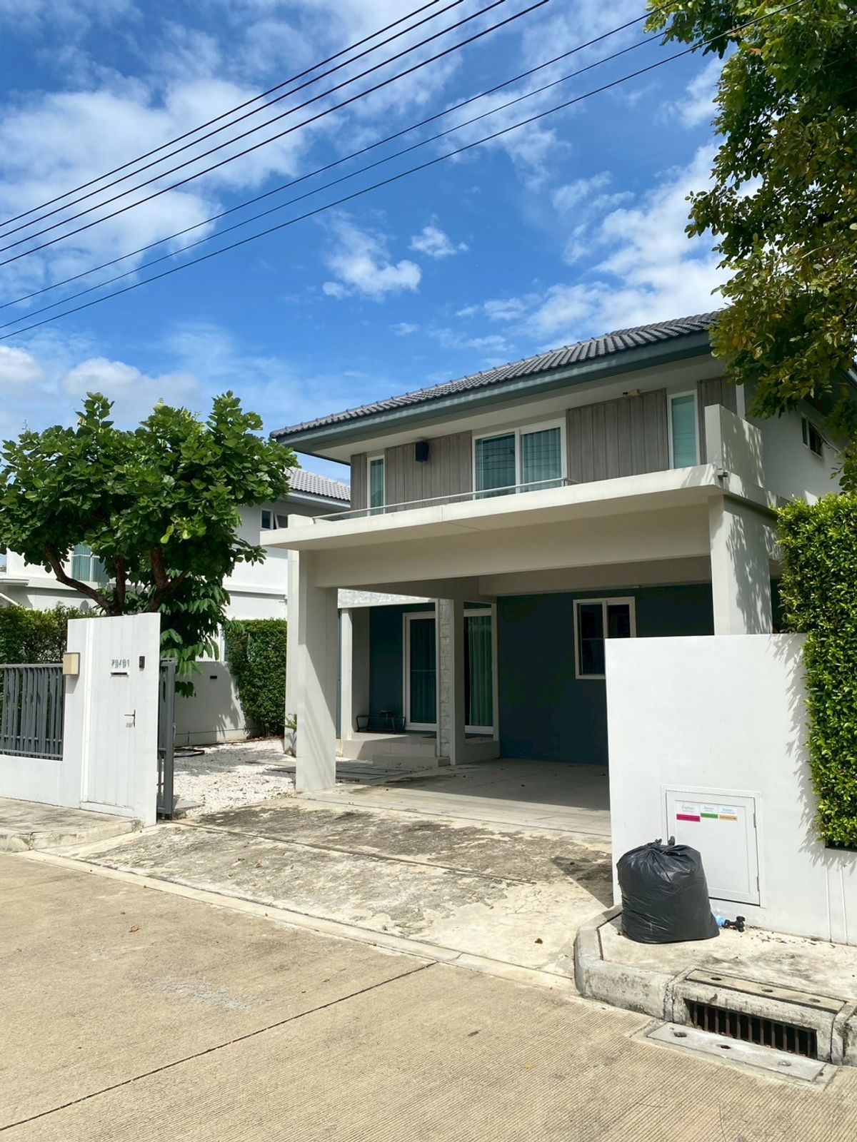 ขายบ้านเดี่ยว สภาพใหม่ ตกแต่งครบ พร้อมอยู่โครงการมัณฑนา เพชรเกษม-สาย 4 (Mantana Phetkasem-Sai 4) ตำแหน่งบ้านดีอยู่ใกล้คลับเฮ้าท์ส่วนกลาง โครงการติดถนนใหญ่ ทำเลดีใกล้แหล่งชุมชนและศูนย์การค้า – รูปที่ 2