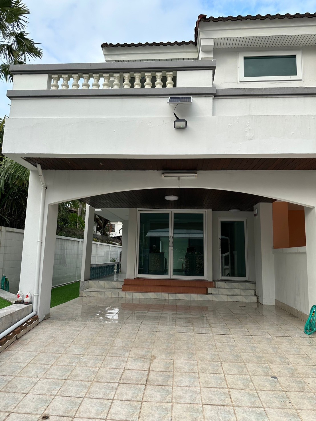 house with 3bedrooms on Soi Rattanathibet 26. Great view, and features an artificial grass garden.