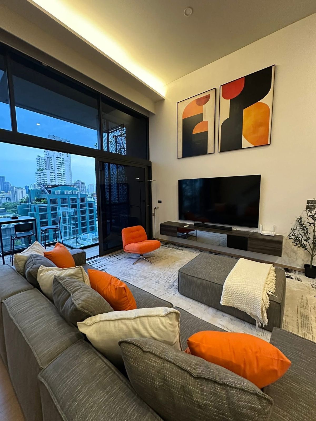  ♢ Recently Renovated Duplex Condo ♢ ขนาด 130.00 ตร.ม. | 3 ห้องนอน 2 ห้องน้ำ | ใกล้ BTS สถานีพร้อมพงษ์, อโศก – รูปที่ 2